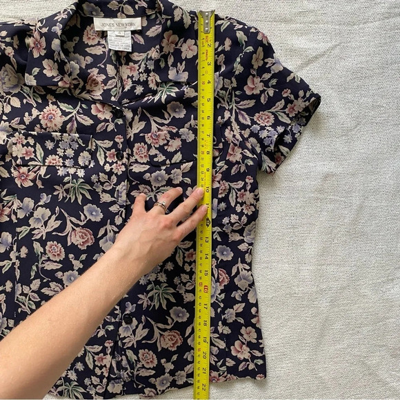 100% Silk JONES New York Vintage Button Down Blouse Dark Blue and Tan Size 4 - Picture 4 of 10